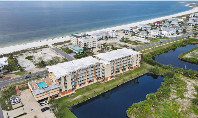 Mexico Beach Condominio | SUMMERHOUSE 302 OFFERS AMAZING GULF VIEWS, COMMUNITY POOL, HOT TUB!