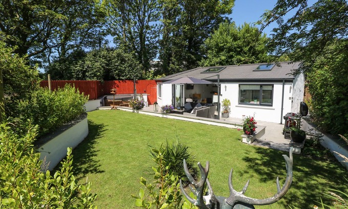 Penally Cabaña | SUMMERHOUSE, pet friendly, country holiday cottage in Penally