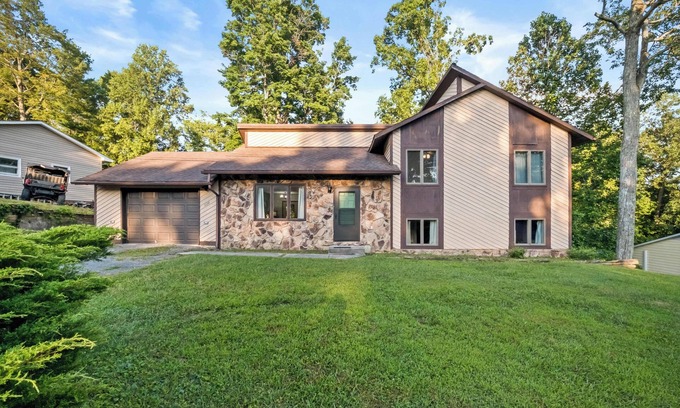Summersville Casa | Summersville 3-Bedroom Retreat with Hot Tub, Game Room and Spacious Outdoor Deck