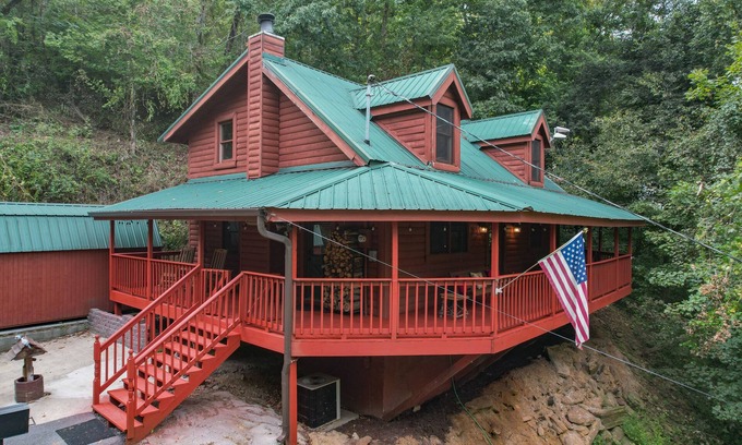 Sevierville Cabina | SummerTime is Here! Secluded Log Cabin-NEW Hot Tub-Wrap Around Porch