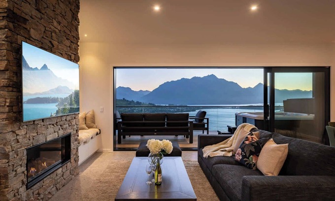 Frankton Casa | Summit Escape, Hot Tub, Fireplace, BBQ, AC & Views