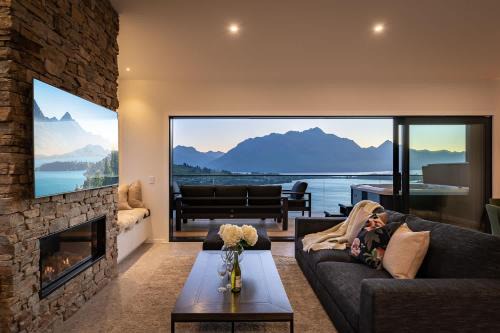 Frankton Casa | Summit Escape Hot Tub & Panoramic Beauty