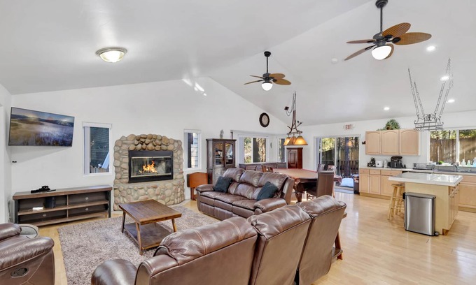 Summit Estates Chalet De Esquí | Summit Estates Escape by Big Bear Vacations | Hot Tub | Pool Table | Walk To Resort Lifts