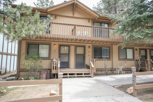 Summit Estates Casa | Summit Getaway Condo - Affordable and ideally located, Wood burning fireplace! Walk to Ski Resort