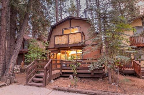Big Bear Lake Chalet De Esquí | Summit Happy Cabin with HOT TUB! HIGH SPEED EV HOOKUP, CLOSE TO SLOPES