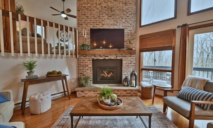 East Stroudsburg Cabina | Summit Lodge in The Poconos - Hot Tub