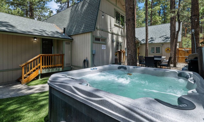 Summit Estates Cabina | Summit Mountain Lodge - Amazing location near Snow Summit! Hot Tub, Game Room, BBQ, Walk to Slopes