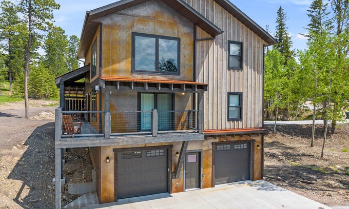 Lead Casa | Summit Sunset, pet friendly! Hot Tub, Pool access, paved roads, luxury finishes