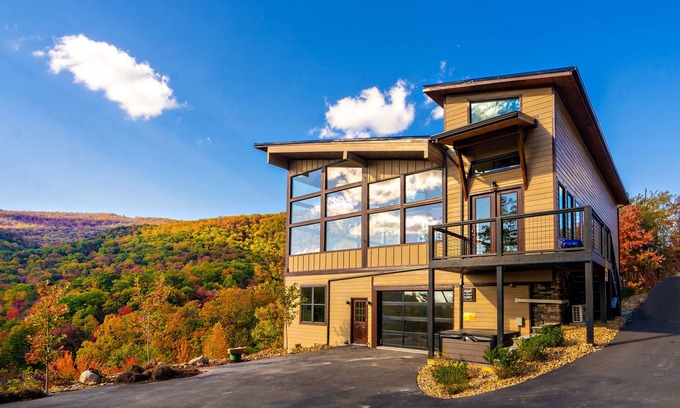 Gatlinburg - Pigeon Forge Cabina | SummitTrailRetr: Indoor Pool, Spectacular Views, Theater, Games, Hot Tub, Wifi