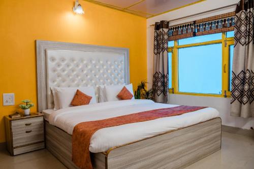 The Mall Road Apartamento | SUN 2BHK by Wabi Sabi Stays Steep Uphill walk 5 Mins