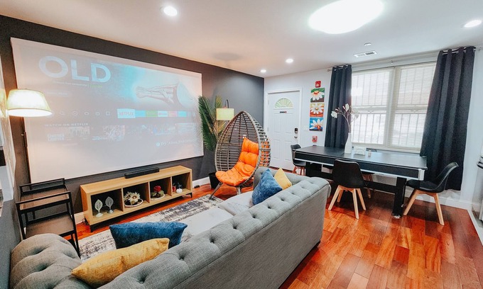 Center City Apartamento | Sun / 3 King Beds / 2 Free Driveway Parking