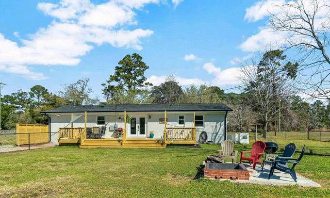 Kings Grant Casa | Sun-Dappled Getaway in Wilmington w/ Fire Pit