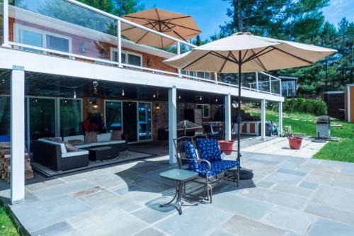 Monticello Casa | Sun Drenched Lakefront Cove