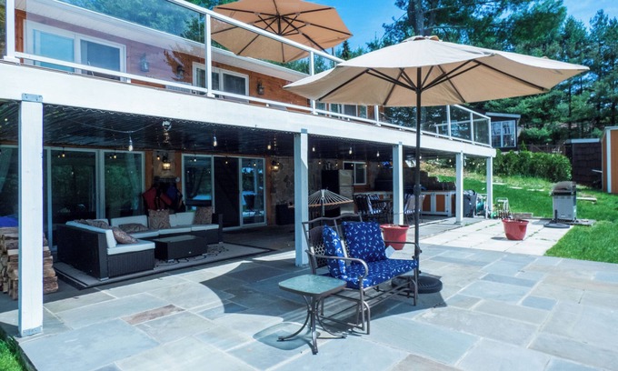 Monticello Casa | Sun Drenched Lakefront Cove