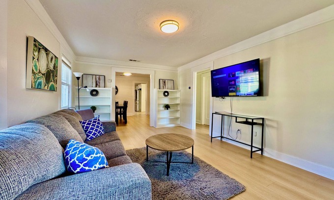 Fair Oaks Casa | Sun-Filled 4-bedroom house with AC in Menlo Park.