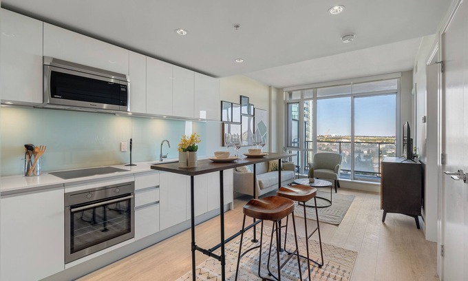 Beltline Condominio | Sun-filled Condominium with in-door Parking and Gym