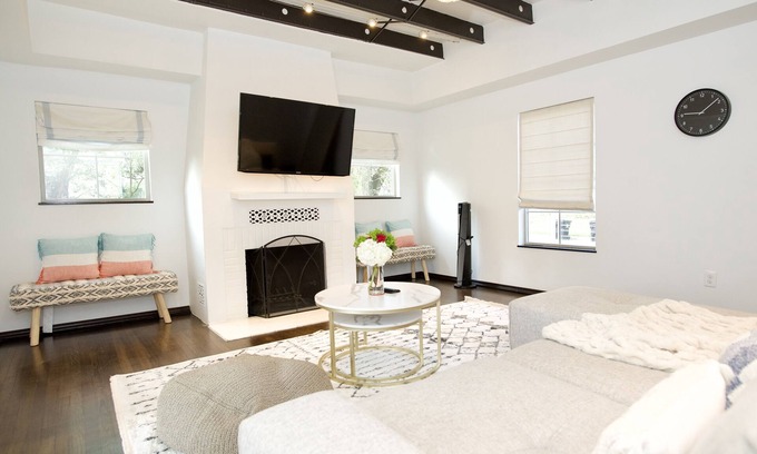 MacGregor Casa | Sun-Filled Home Away from Home