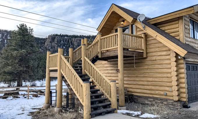 South Fork Apartamento | Sun-filled mountain studio with deck, fireplace, & views- near skiing & trails