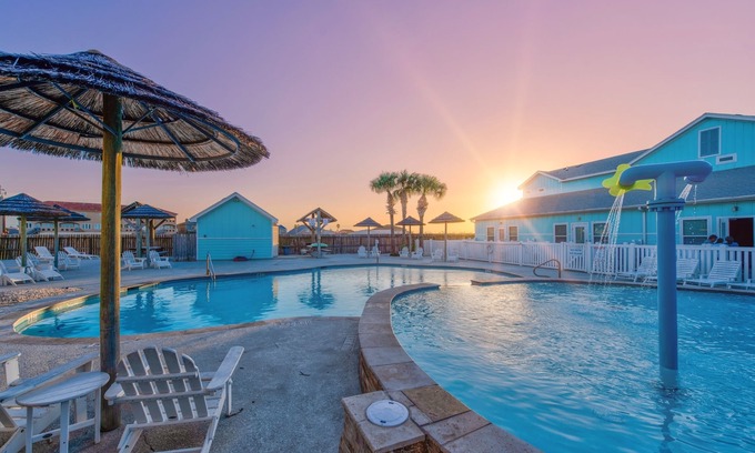 Corpus Christi Casa | Sun & Fun Condo: Pool, Playground, Room for All!