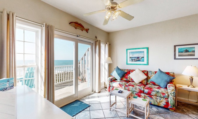 Hatteras Condominio | Sun-kissed beachfront condo with central AC, pool/hot tub access