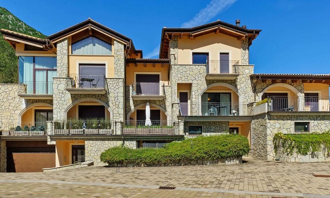 Scanno Casa | Casa de vacaciones bañada por el sol en Scanno con terraza