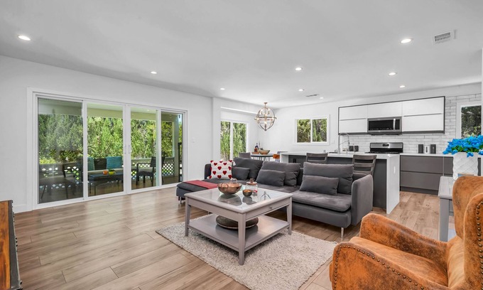 Woodland Hills Casa | Sun Kissed Home, Secluded Backyard, BBQ, Parking