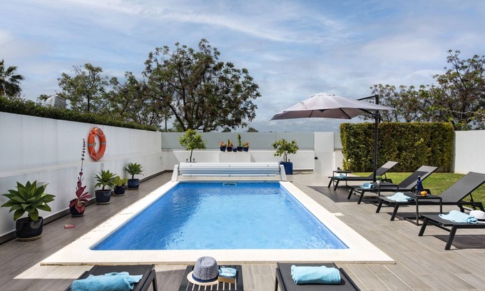 Santa Luzia Chalet De Esquí | Sol y Serenidad, Tu Villa de Ensueño