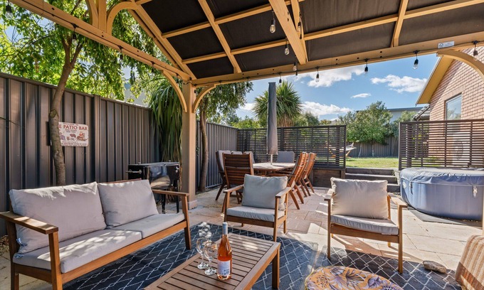 Lowburn Casa | Sun Soaked Escape - Cromwell Holiday Home