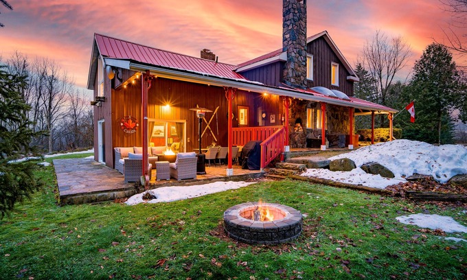 Grey Highlands Cabina | Sundance of Blantyre Ski Lodge w/ Private Hot Tub & Sauna House