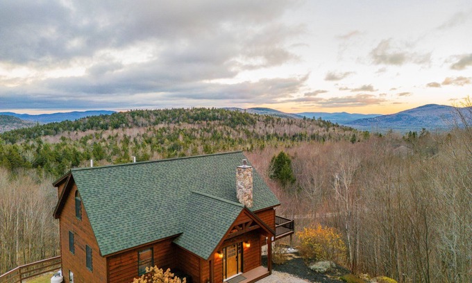 Sunday River Area Casa | Sunday River MTN Views! Slps 12! HotTub! Lux home