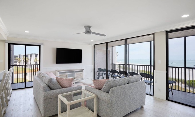 Beachview Country Club Estates Condominio | Sundial A301- Gorgeous Beachfront Residence at Sundial Sanibel