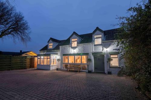 Skelton-in-Cleveland Casa | Sundial Cottage, Stunning 3 Bed Cottage with Hottub
