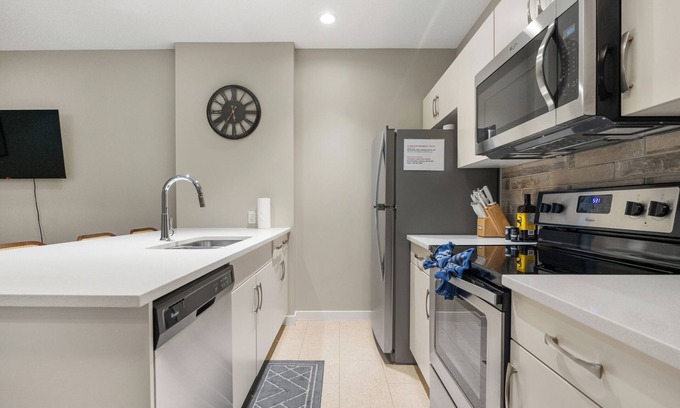 Cochrane Casa | Sundown Sweet Spot for 2, Near Rocky Mountains