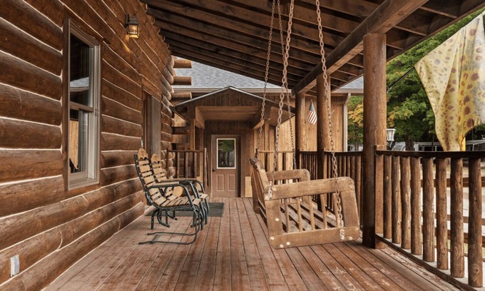 Benzonia Cabina | Sunflower Cabin - Pet Friendly - 2 Story Log Cabin sleeps 10 people in close proximity to amenities