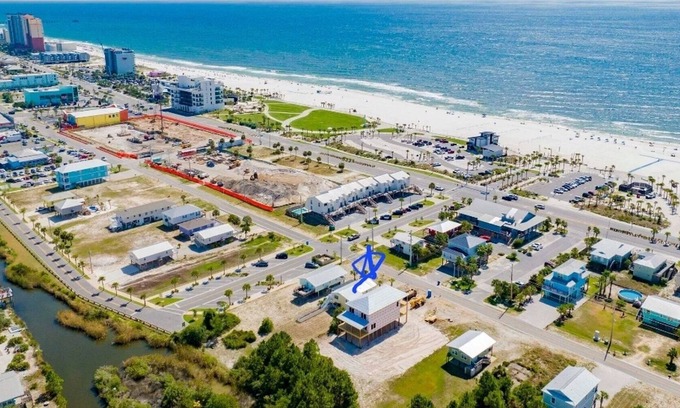 Gulf Shores Casa | Sunflower in the City: Location! Location! Location! Love dogs! Block from ⛱️.