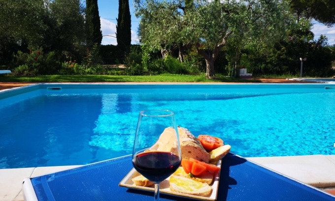 Castiglione del Lago Apartamento | Sunflower apt with shared pool family fun, Castiglione del Lago, Italy