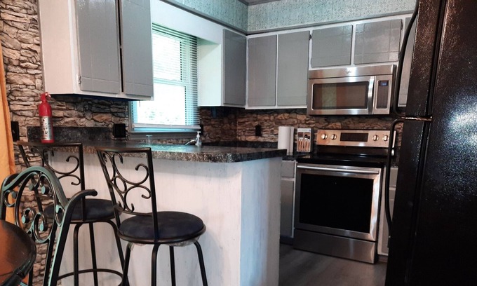 New Bern Casa | Sunflower Smiles Cozy Comfortable Private