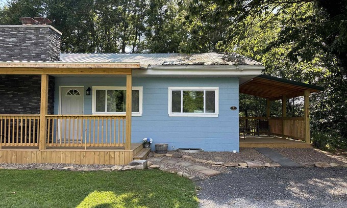 Mount Nebo Casa | Sunkist Wall at Blossom Hill Cottages, 2 BR, beautiful cottage, close to it all!