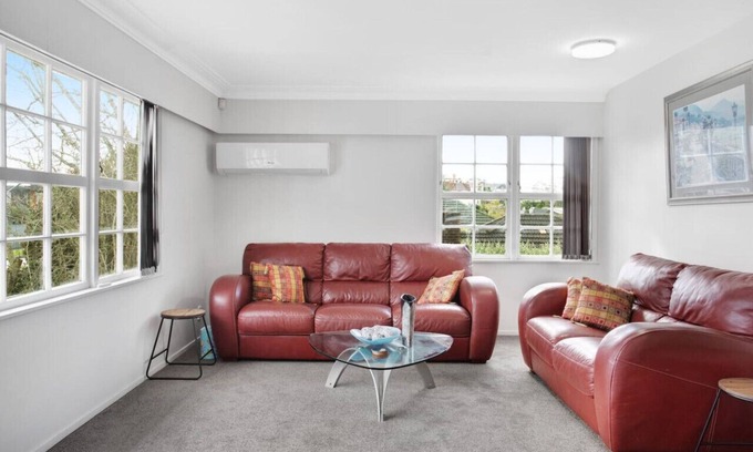 Greenlane - Ellerslie Casa | Sunlit Glow Home with Parking and Air-con