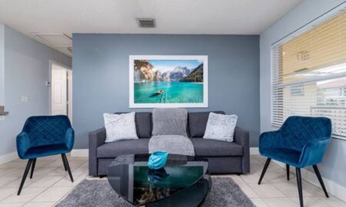 Wilton Manors Apartamento | Sunlit 2/2 Oasis in Wilton Manors w. Spacious Pool