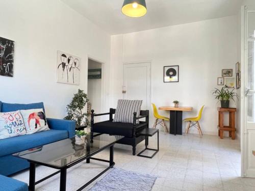Beirut Apartamento | Sunlit 2BR apt on MarMikhael Stairs
