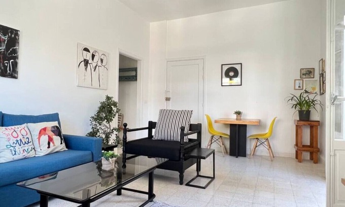 Beirut Apartamento | Sunlit 2BR apt on MarMikhael Stairs