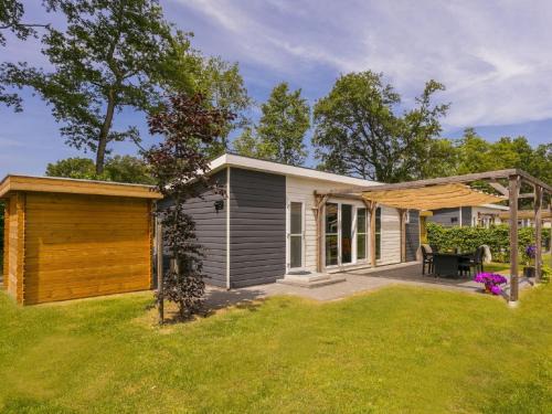 Lochem Chalet De Esquí | Sunlit Chalet by the Pond