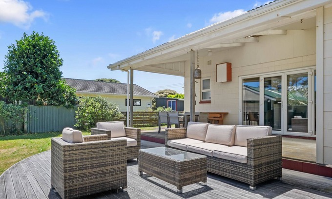 Te Horo Beach Casa | Sunlit Retreat - Te Horo Beach Holiday Home