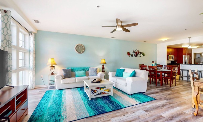 Sandbridge Condominio | Sunlit single-level condo with pool, washer/dryer, central AC, & balcony