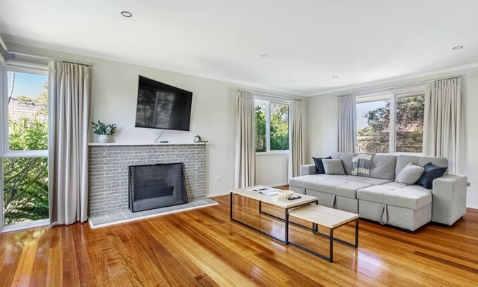 Glen Waverley Casa | Sunlit Suburbia A Breezy Abode in Glen Waverley