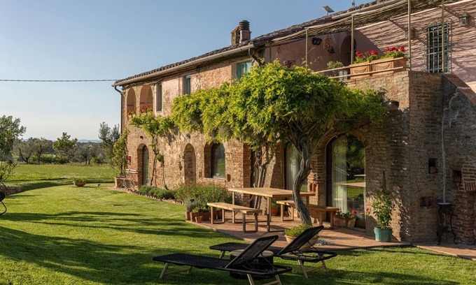 Ferretto Apartamento | Sunlit Tuscan Farmhouse with a Lush Garden