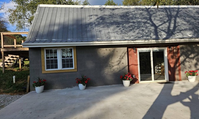 Rural Retreat Cabina | Sunni's Country Hideaway: Short Term Rental. Pet Friendly.