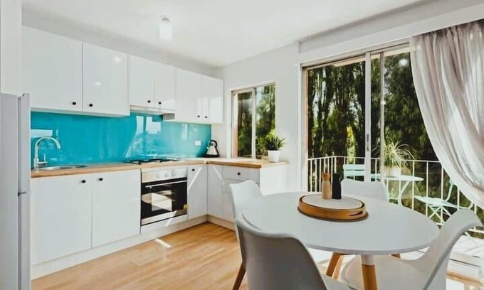 Sandy Bay Apartamento | Sunny 2-Bed Apartment in Sandy Bay, Near Casino.