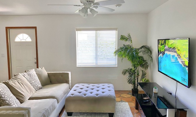 East Ocean Ave Apartamento | Sunny 2 Bed Apt Steps From Water and 5min to Beach